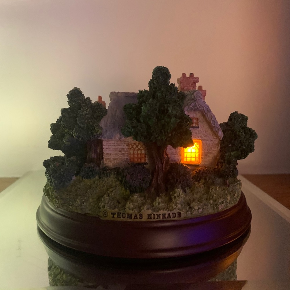 Thomas Kinkade Everett’s Cottage Light Up House - Picture 2 of 10